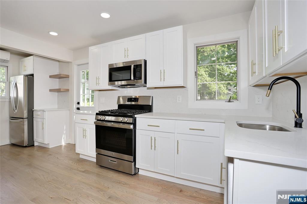 20 Dojean Court Bergenfield, NJ 07621 - Photo 12 of 50
