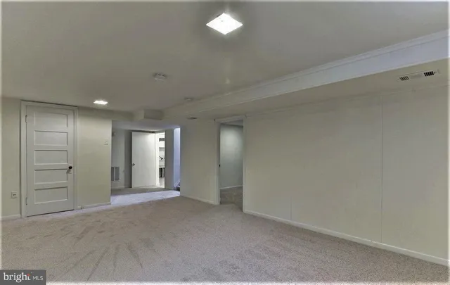 an empty room with window and pillar in it
