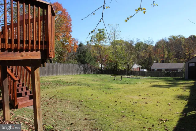 a view of a yard in front of the house