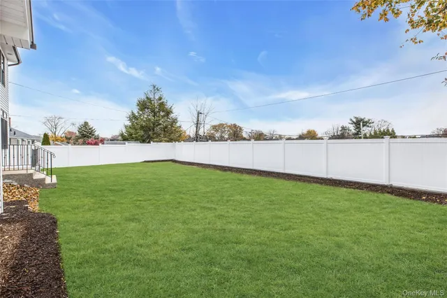 a view of a house with backyard