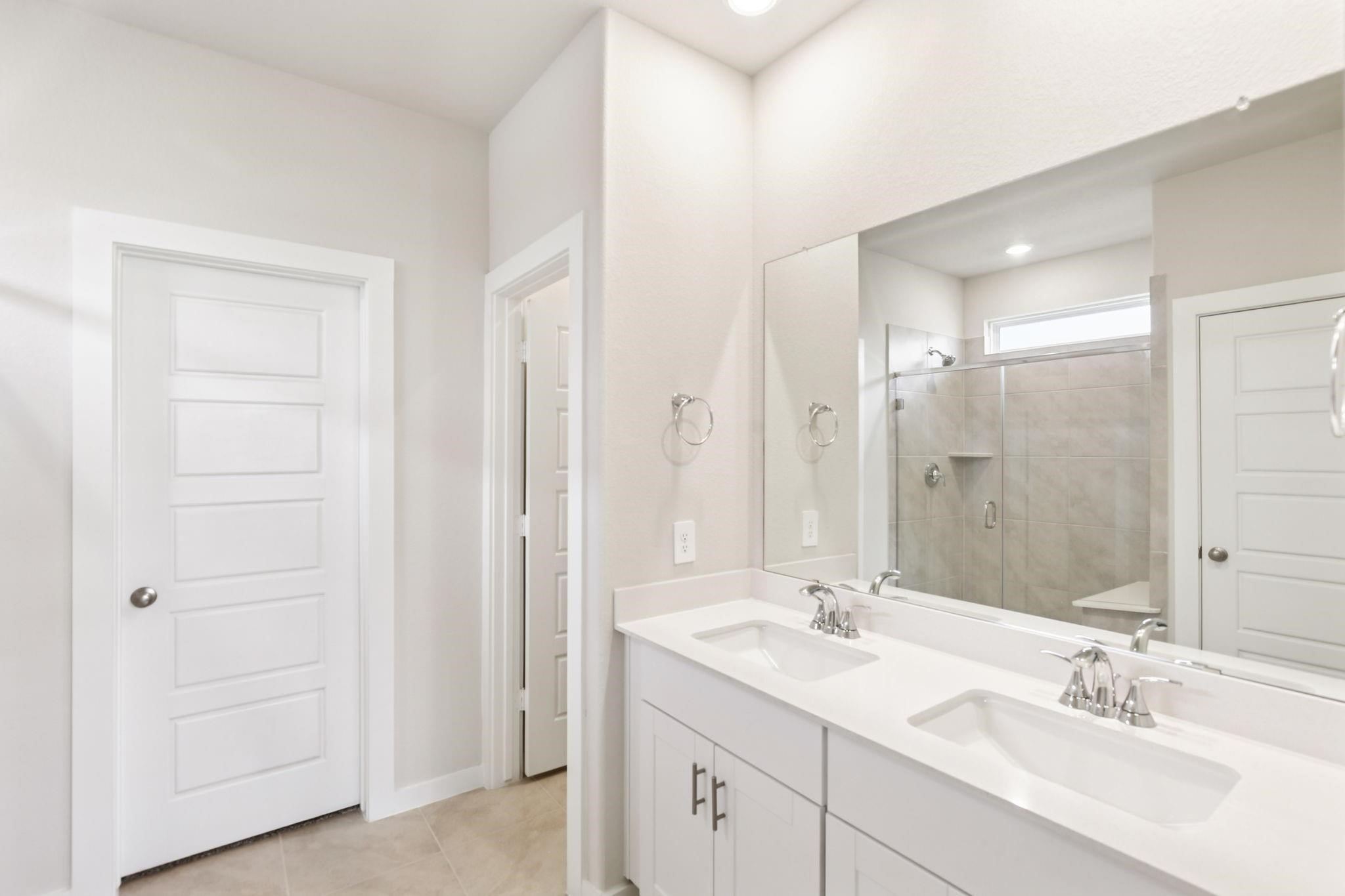 6717 Chinapkin Lane Conroe, TX 77304 - Photo 8 of 15 a bathroom with 2 sink and a mirror