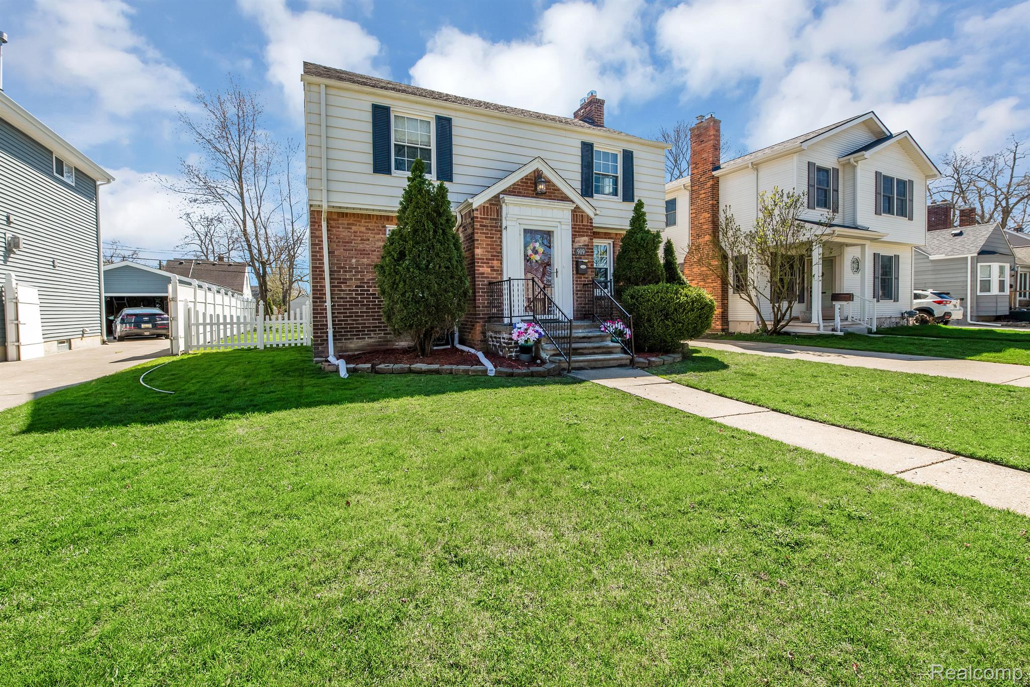 909 Columbia Road Berkley, MI 48072 - Photo 3 of 28 Gallery Image 3