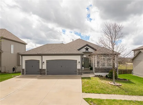 $515,000 | 509 Sycamore Road, Greenwood, MO 64034