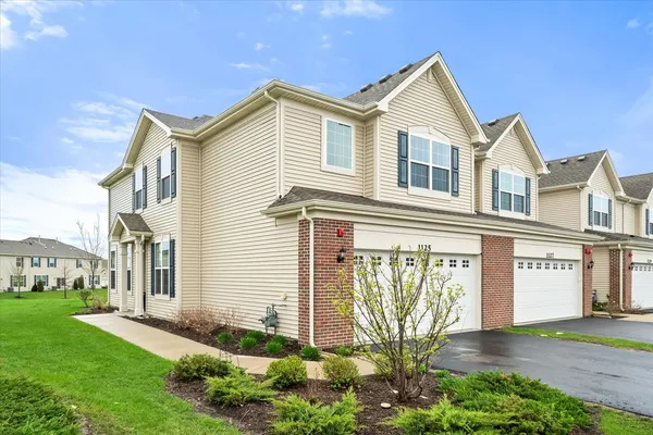 $325,000 | 1125 Hawk Hollow Drive, Yorkville, IL 60560