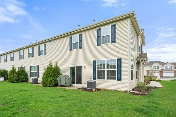 $325,000 | 1125 Hawk Hollow Drive, Yorkville, IL 60560