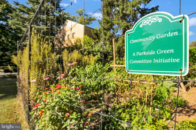 a sign of golf club on a wall