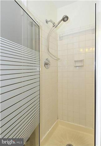 12340 Coleraine Court Reston, VA 20191 - Photo 18 of 30 Bath (Master)