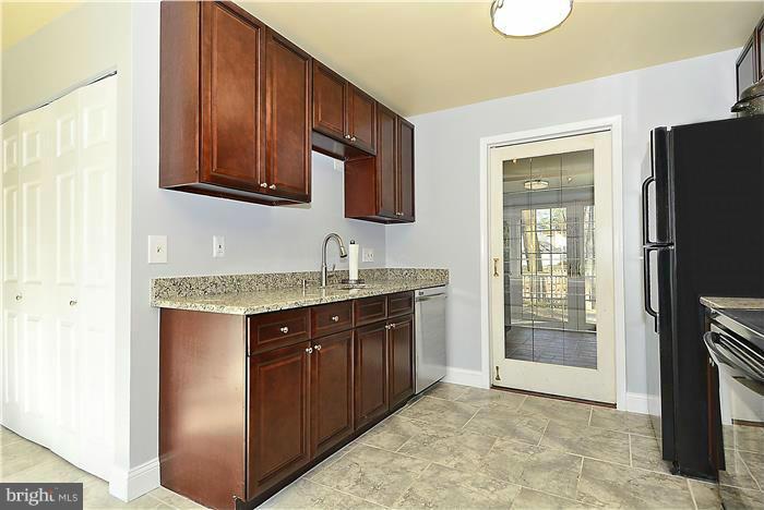 12340 Coleraine Court Reston, VA 20191 - Photo 3 of 30 Kitchen