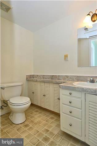 12340 Coleraine Court Reston, VA 20191 - Photo 21 of 30 Bath