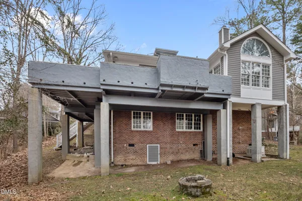 a view of a dry yard with lots of trees