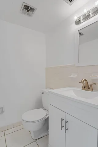 a picture of a table and chairs