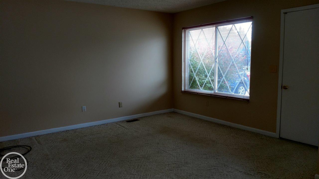 23022 Roxana Avenue Eastpointe, MI 48021 - Photo 4 of 30