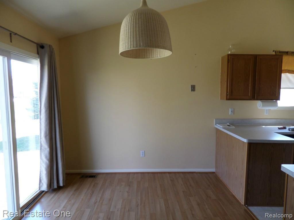 21740 Quail Ridge Drive, Unit 53 Riverview, MI 48193 - Photo 4 of 27 Dining Area