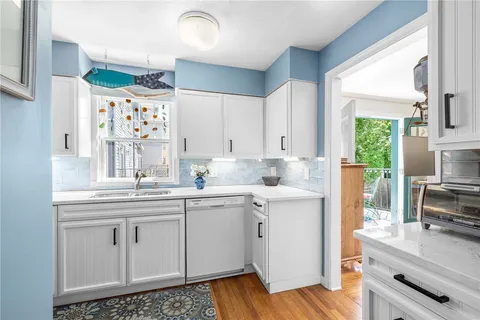 $2,975 | 93 Mill Street, Unit B, Newport, RI 02840