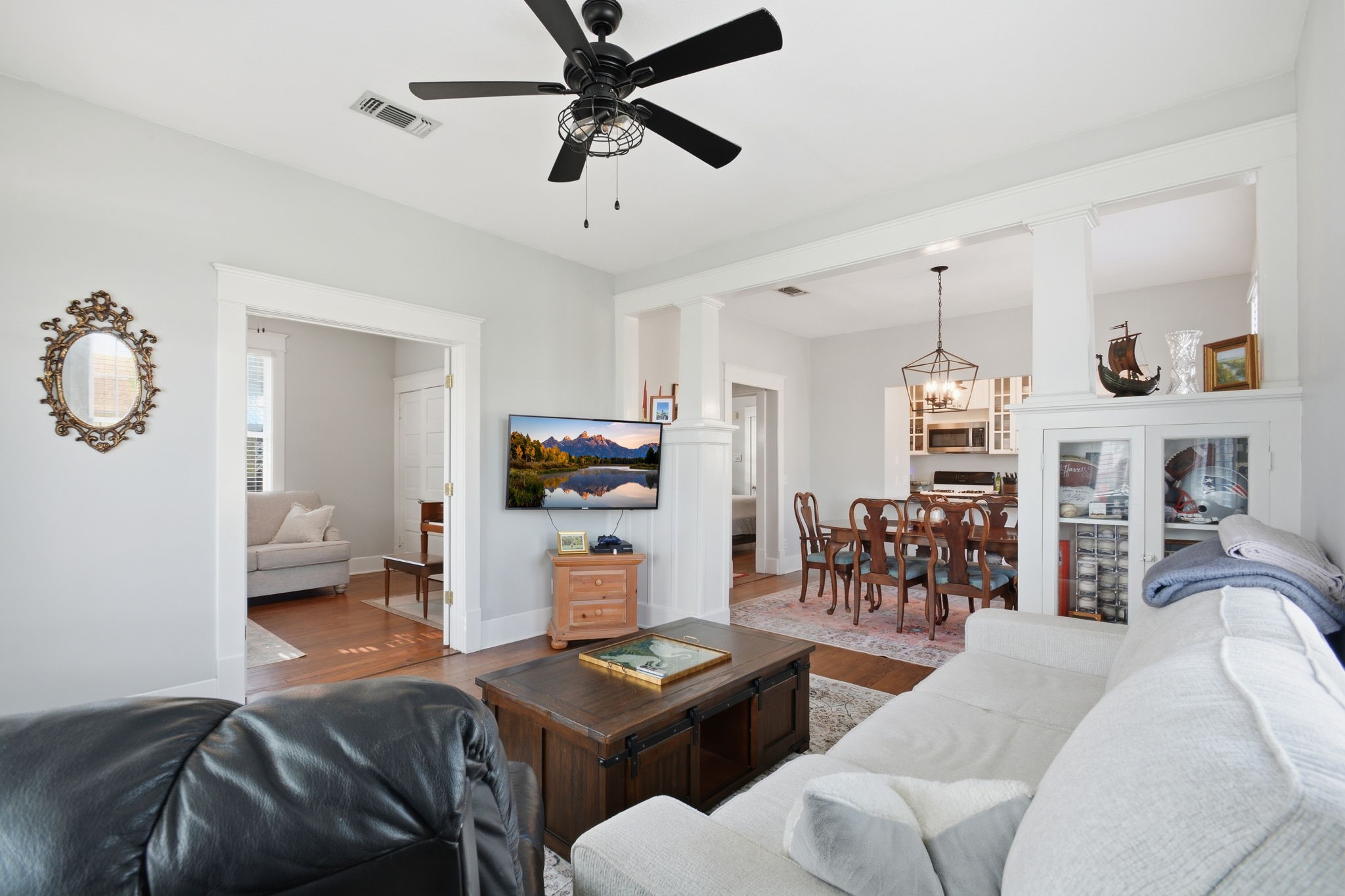 3602 Avenue R Galveston, TX 77550 - Photo 4 of 25 a living room with furniture and a flat screen tv