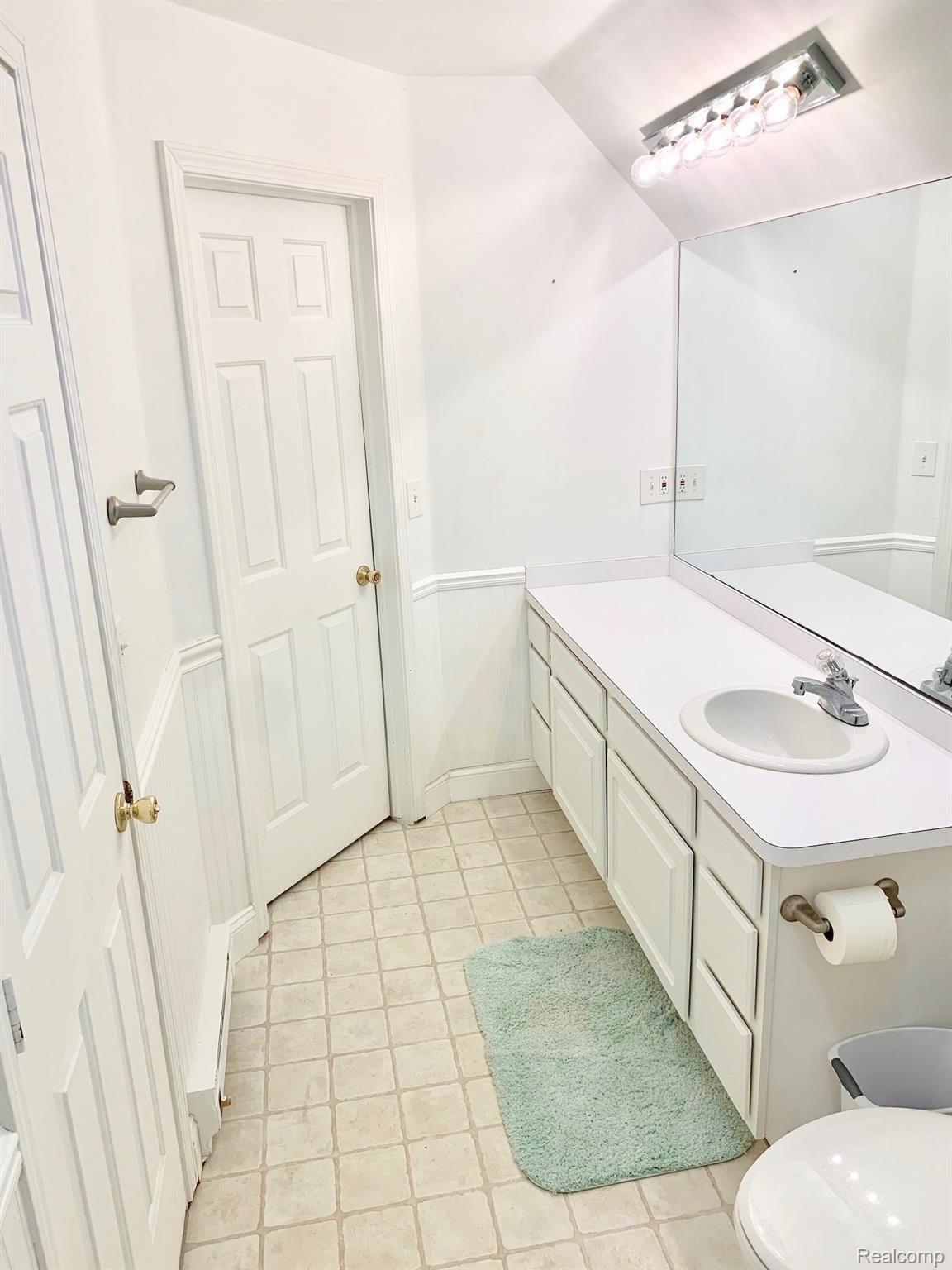 14114 Torrey Road Fenton, MI 48430 - Photo 61 of 82 upstairsbath2.jpeg