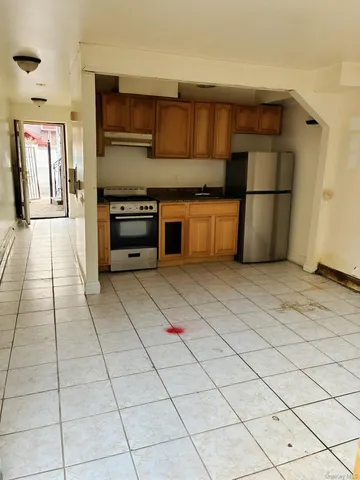 $829,950 | 1987 Cruger Avenue | Van Nest