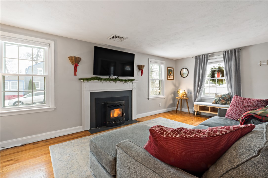 48 Rowe Avenue Warwick, RI 02889 - Photo 6 of 35