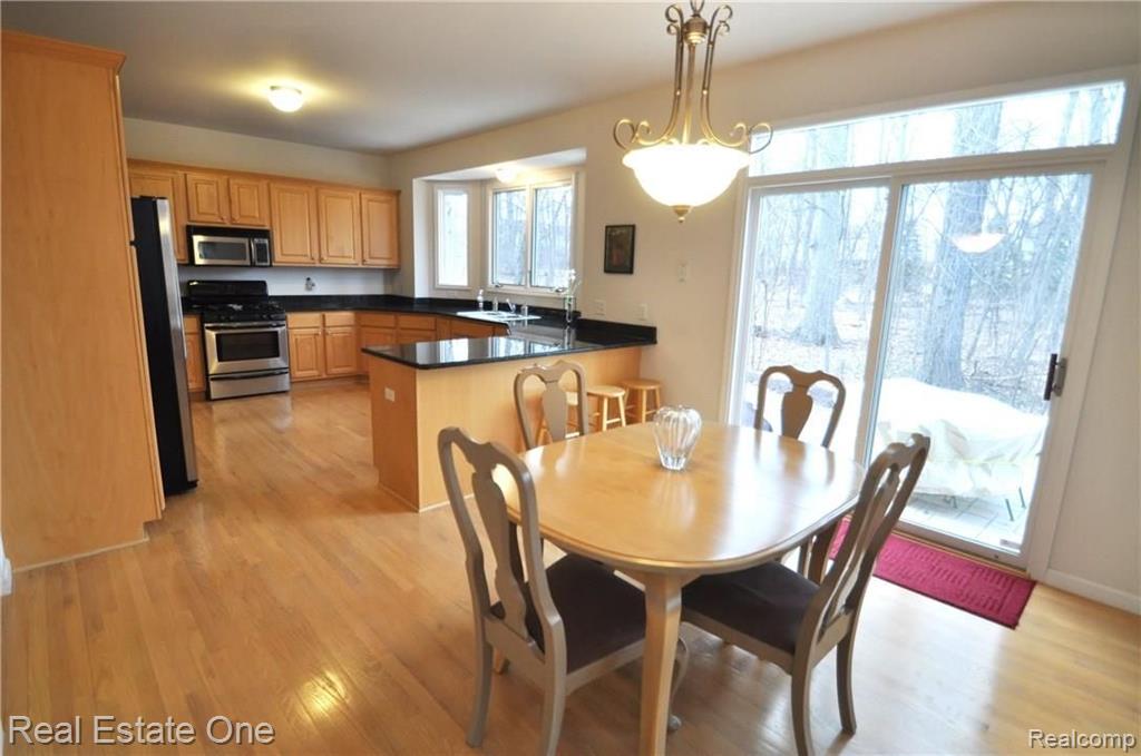 427 Mystic Valley Rochester Hills, MI 48307 - Photo 17 of 40