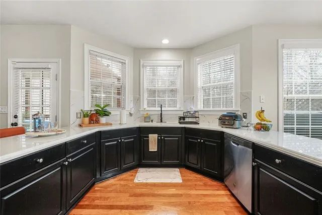 a kitchen with lots of sink and windows