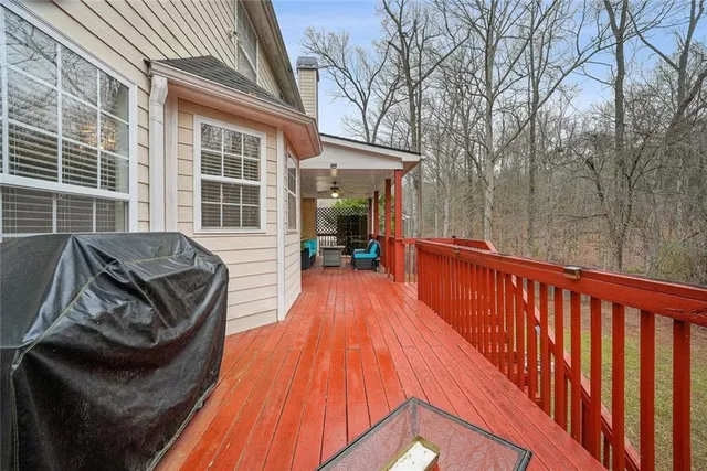 a view of a back yard