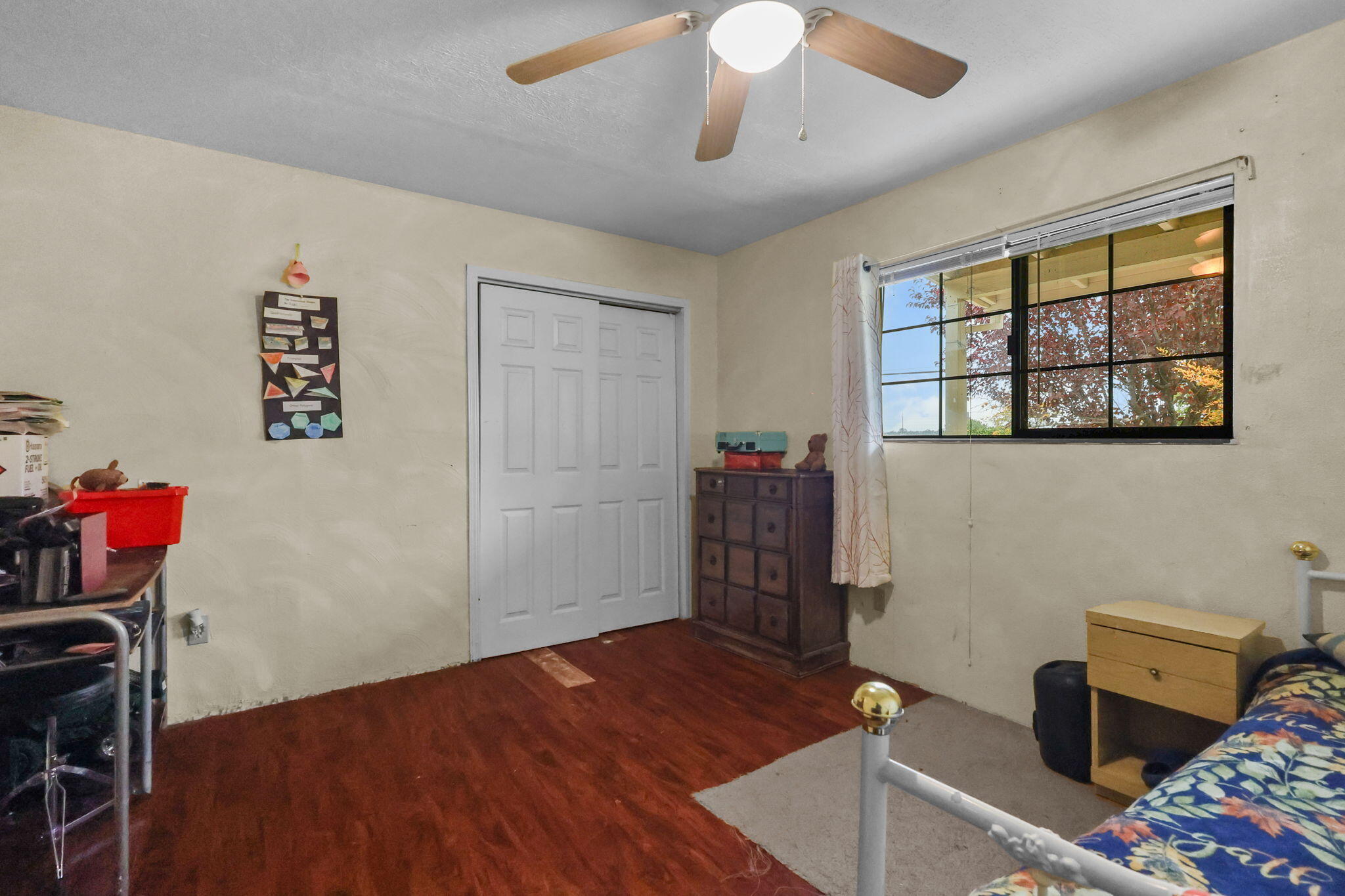 18385 Bowman Road Cottonwood, CA 96022 - Photo 22 of 39 a view of a livingroom with furniture