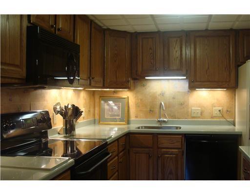 900 Washington Road, Unit 8 Mt. Lebanon, PA 15228 - Photo 5 of 17 Kitchen.