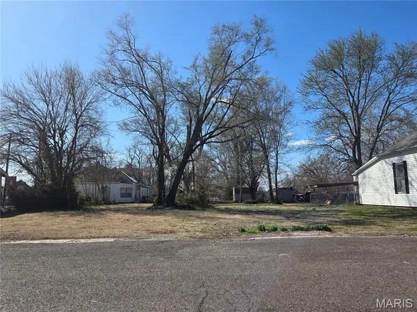 $3,500 | 140 Victory Drive, East Alton, IL 62024