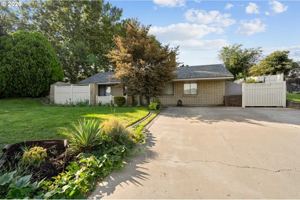 a view of a house with backyard and garden