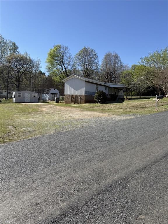 3085 Stonehenge Road Thomasville, NC 27360 - Photo 6 of 19 side view
