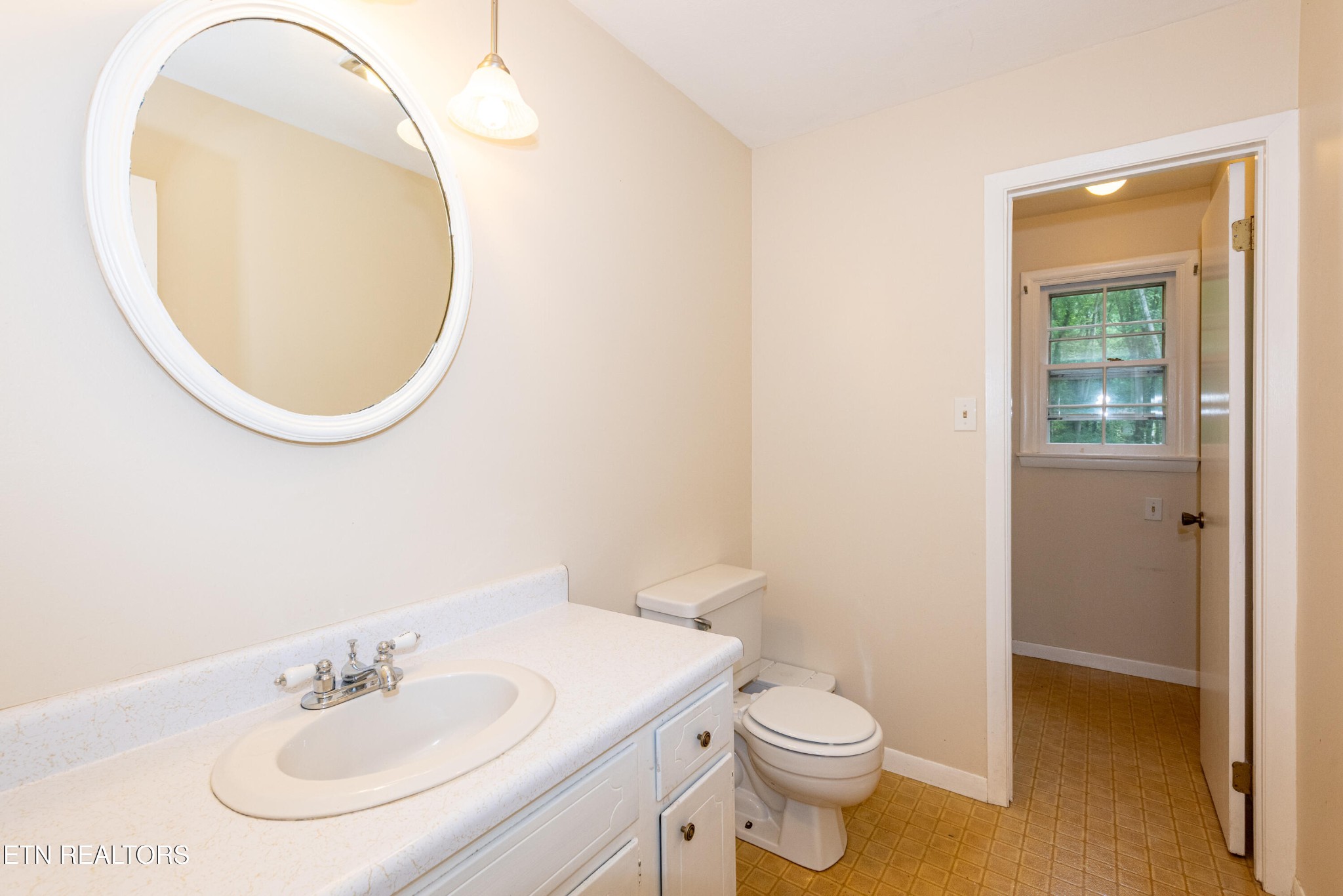 133 Windham Road Oak Ridge, TN 37830 - Photo 17 of 35 a bathroom with a sink a toilet and a mirror