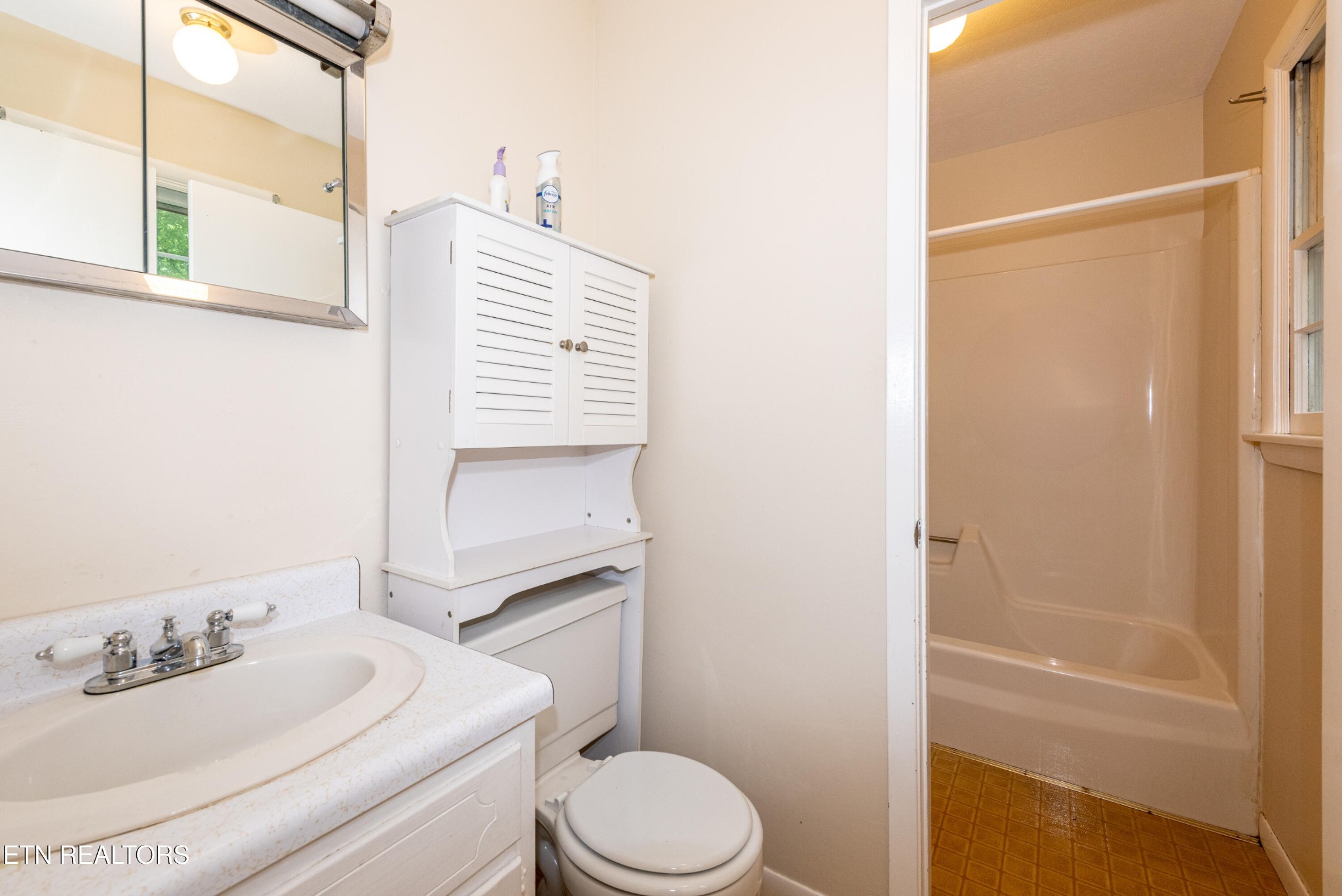 133 Windham Road Oak Ridge, TN 37830 - Photo 23 of 35 a bathroom with a sink a toilet and shower