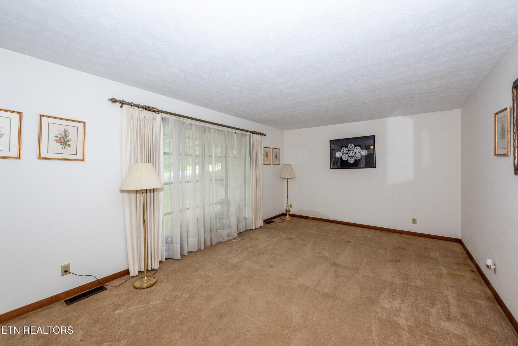 133 Windham Road Oak Ridge, TN 37830 - Photo 6 of 35 an empty room with windows