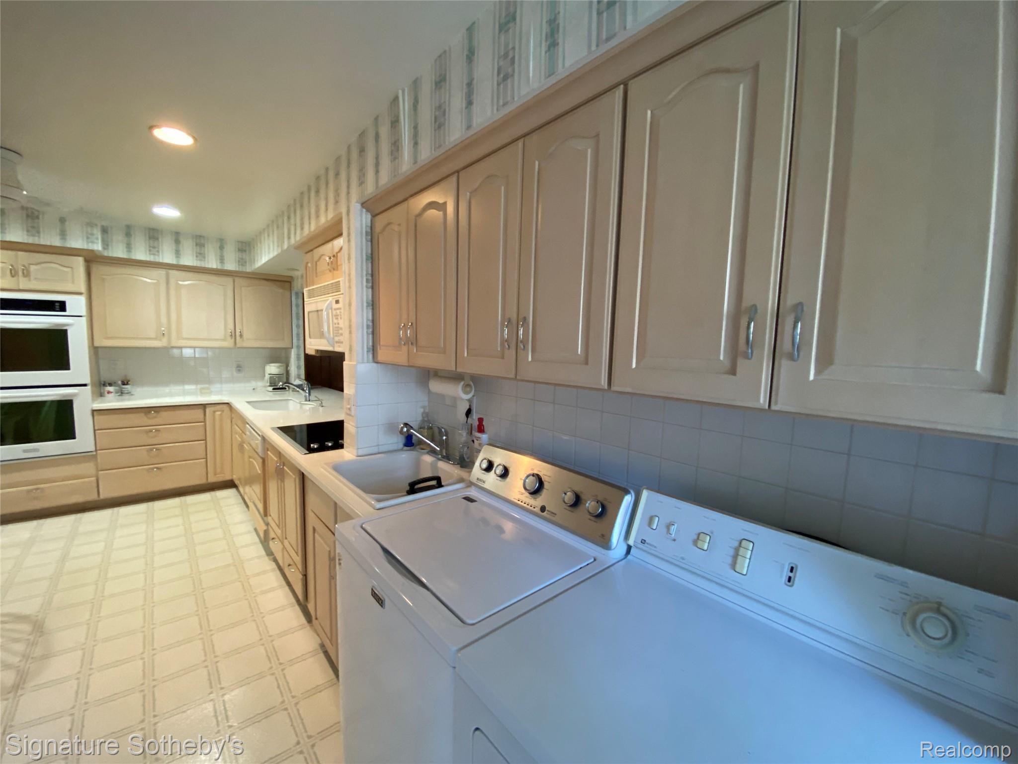6434 Greer Road West Bloomfield, MI 48324 - Photo 10 of 30 11.JPG