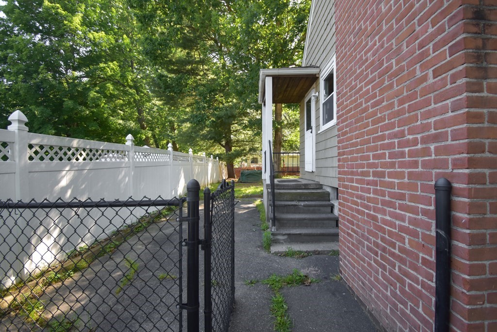 258 Shawmut Street Springfield, MA 01108 - Photo 36 of 38