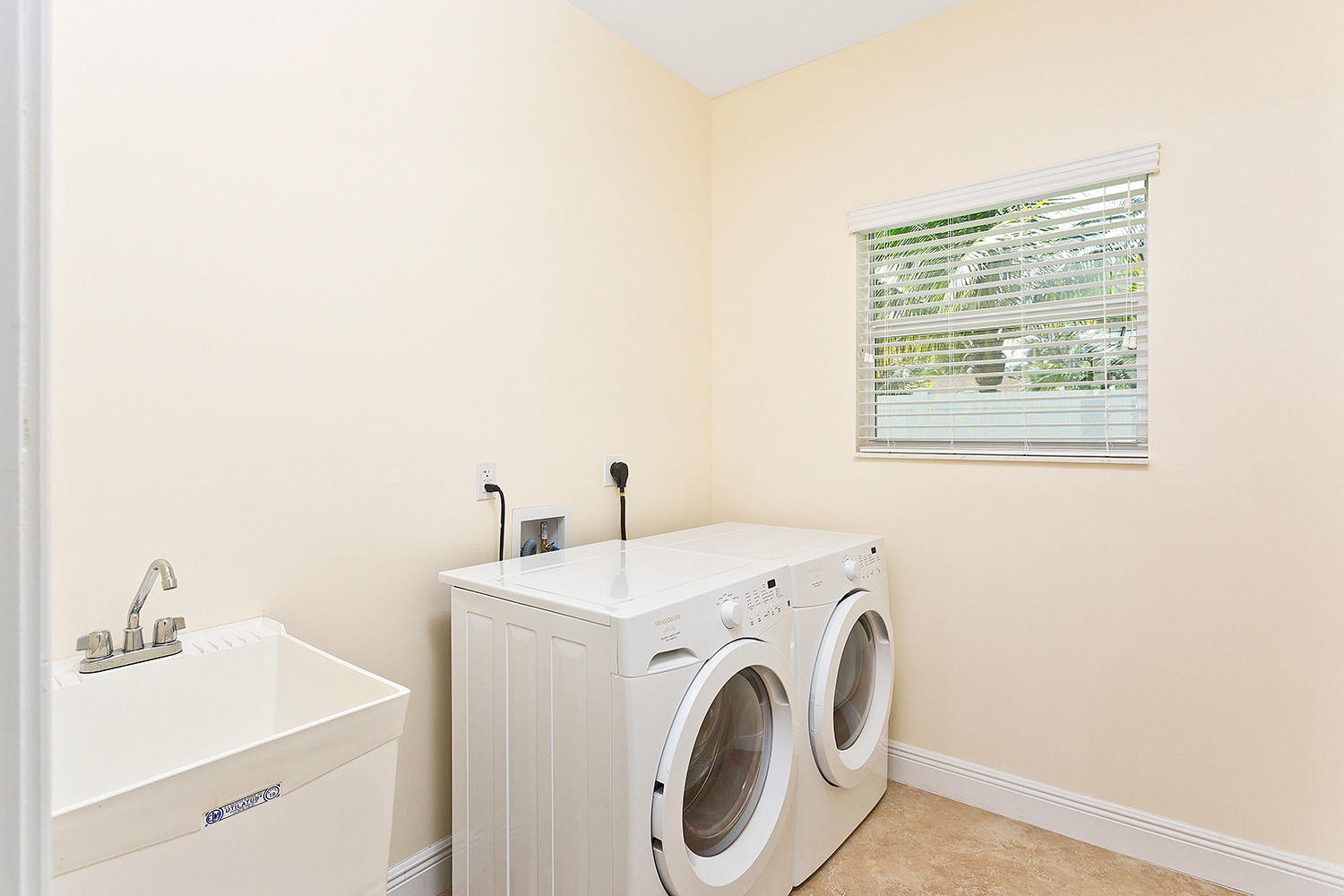 26 Pinehurst Lane Boca Raton, FL 33431 - Photo 8 of 36 08_Laundryroom