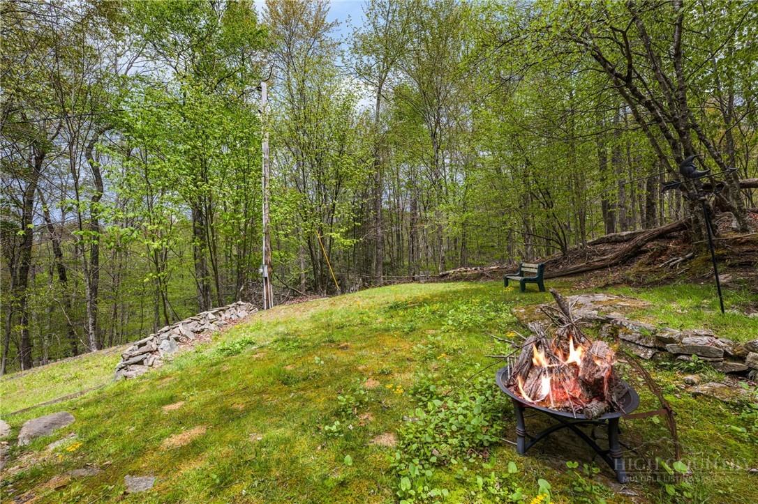 259 Greenbriar Road Beech Mountain, NC 28604 - Photo 34 of 41 a backyard of a house with table and chairs
