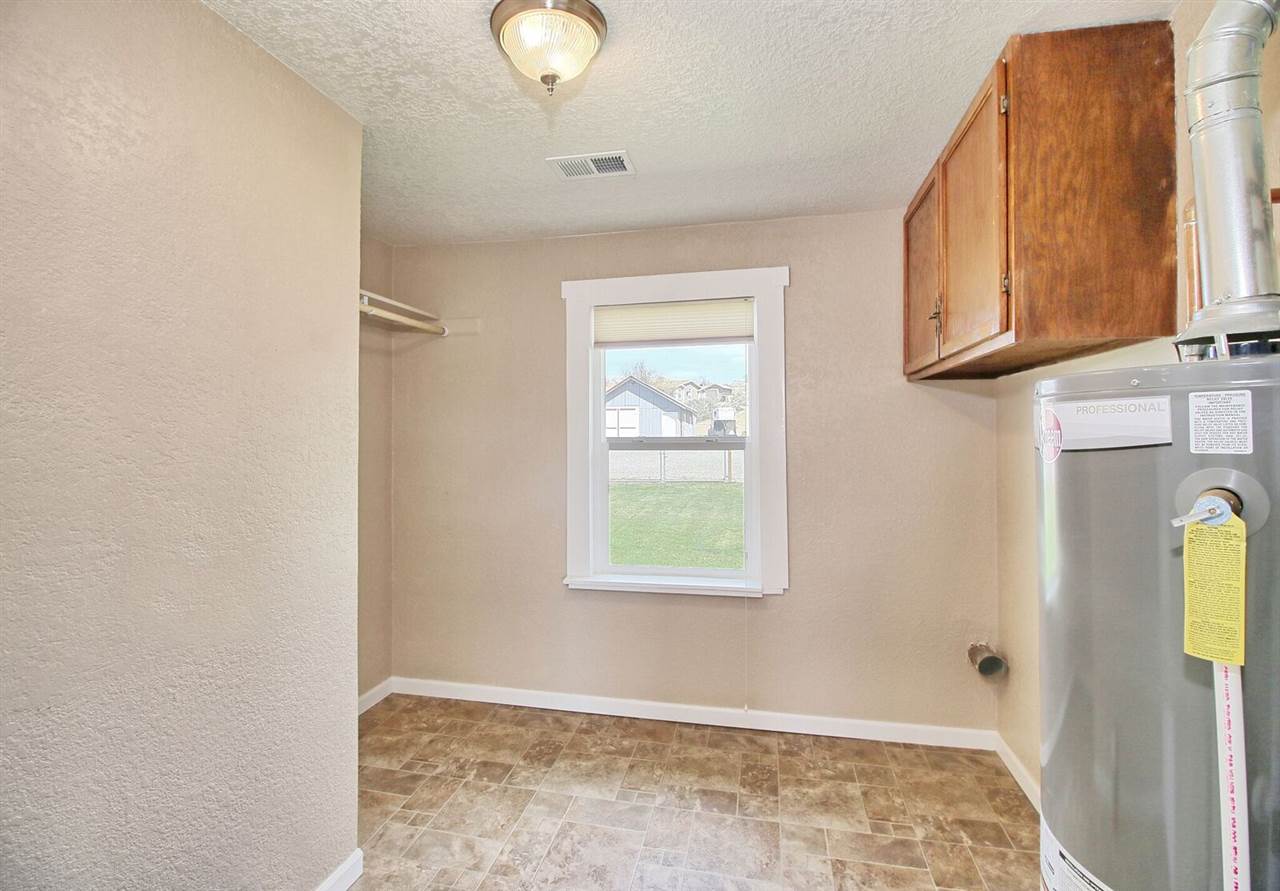 1302-17 17 1/2 Road Fruita, CO 81521 - Photo 27 of 39 an empty room with windows