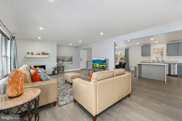 $1,275,000 | 1001 Woods Place, Alexandria, VA 22302