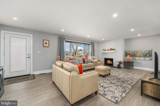 $1,275,000 | 1001 Woods Place, Alexandria, VA 22302