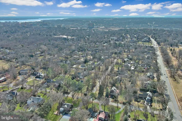 $1,275,000 | 1001 Woods Place, Alexandria, VA 22302