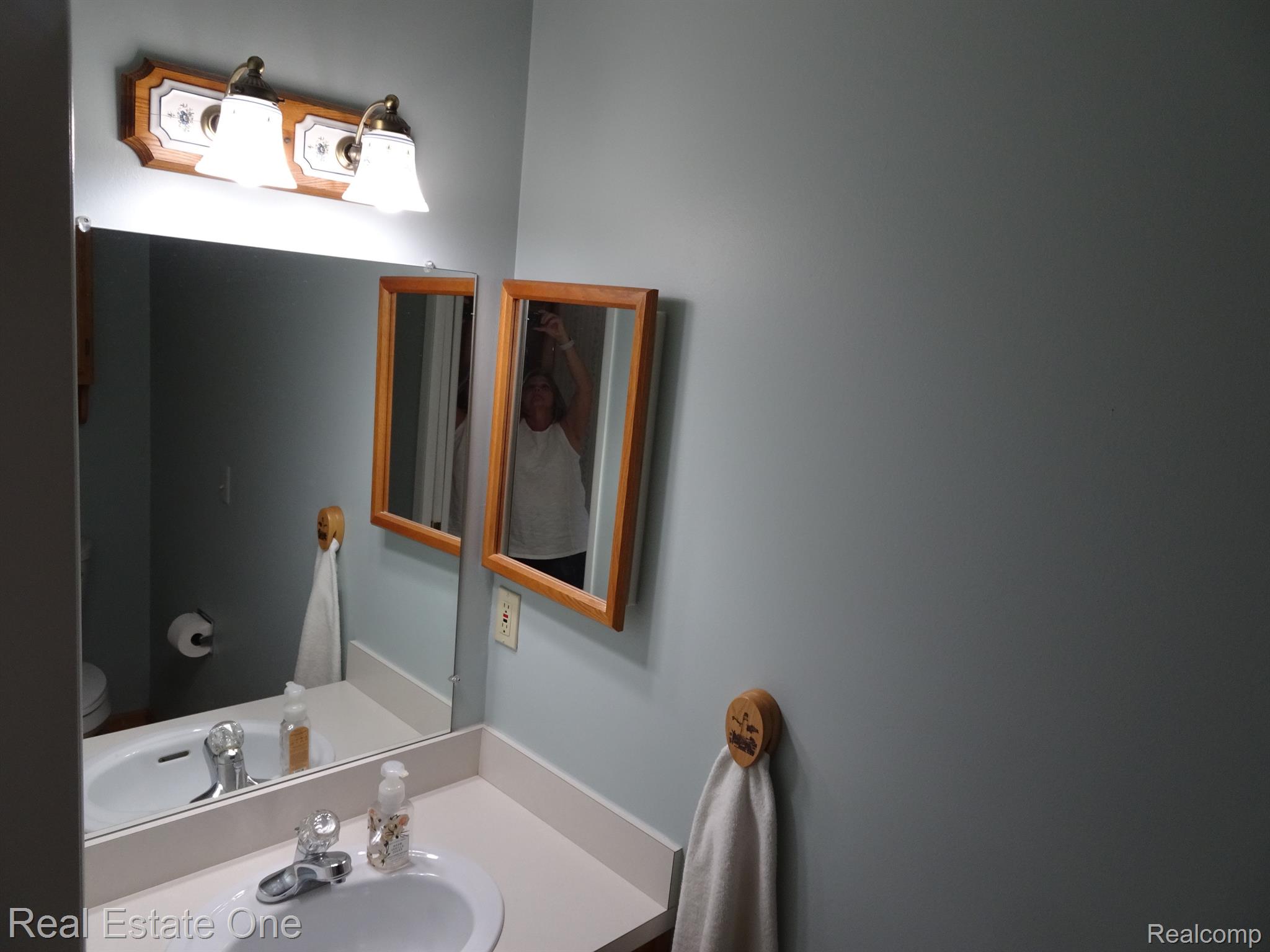 901 Downhill Lane Rochester, MI 48307 - Photo 9 of 23 Main floor Lav