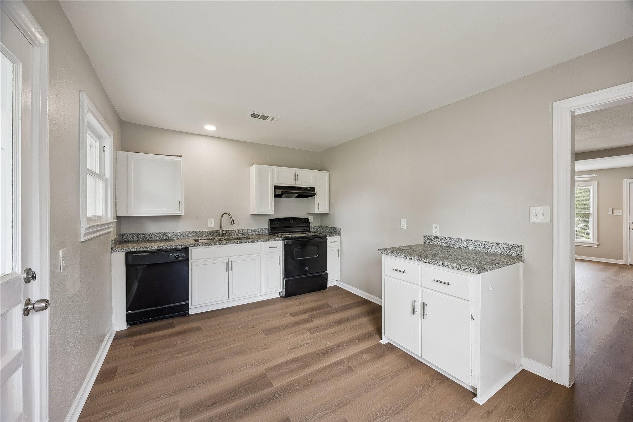 613 Winding Way Street Lake Jackson, TX 77566 - Photo 4 of 11