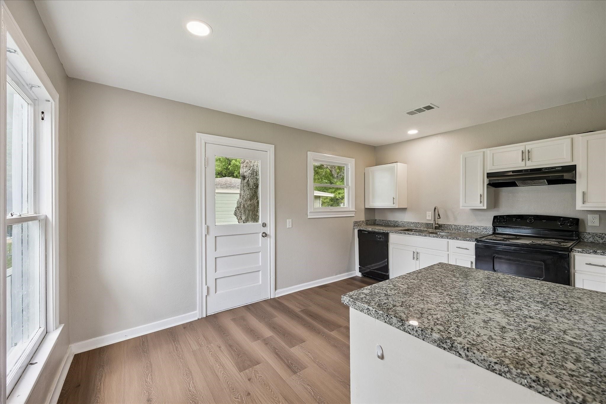 613 Winding Way Street Lake Jackson, TX 77566 - Photo 5 of 11