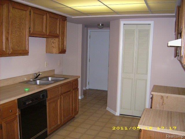405 Meadow Bridge Drive Rochester, MI 48307 - Photo 5 of 18 DSCI3724 (2)