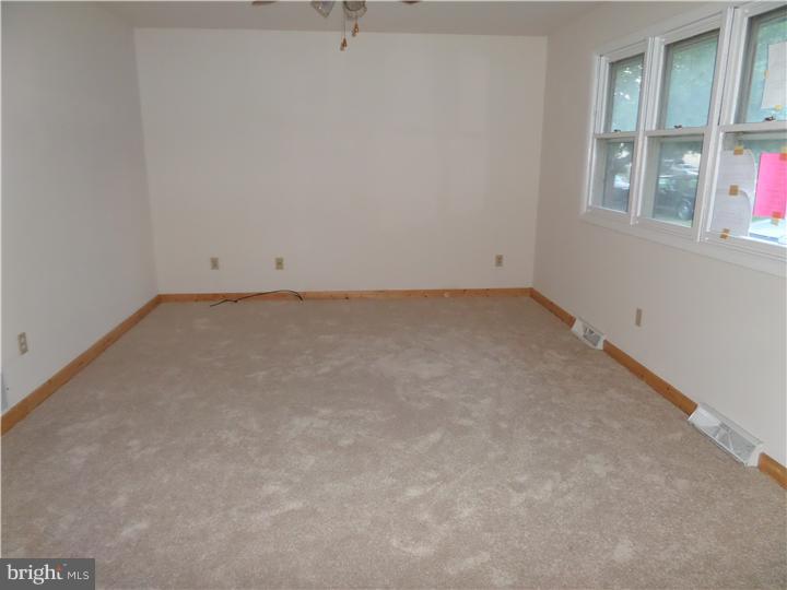 78 Eaton Road Pennsville, NJ 08070 - Photo 4 of 13 Living Room