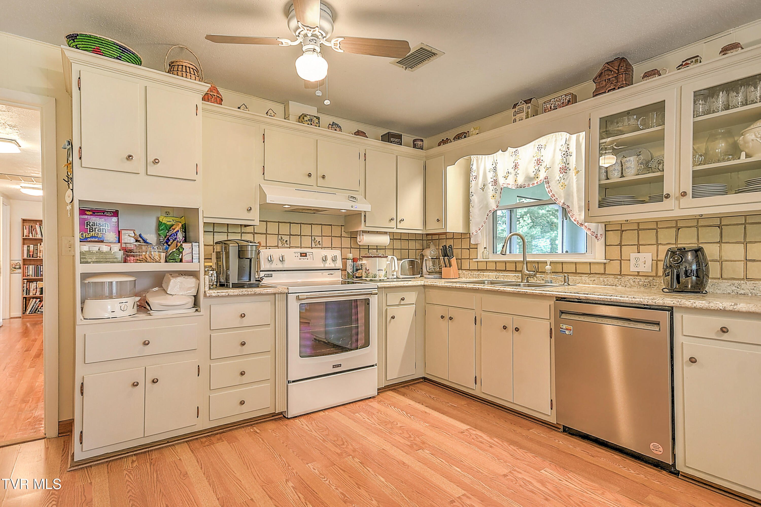 612 Colonial Heights Road Kingsport, TN 37663 - Photo 15 of 51 612 Colonial Heights LG-26