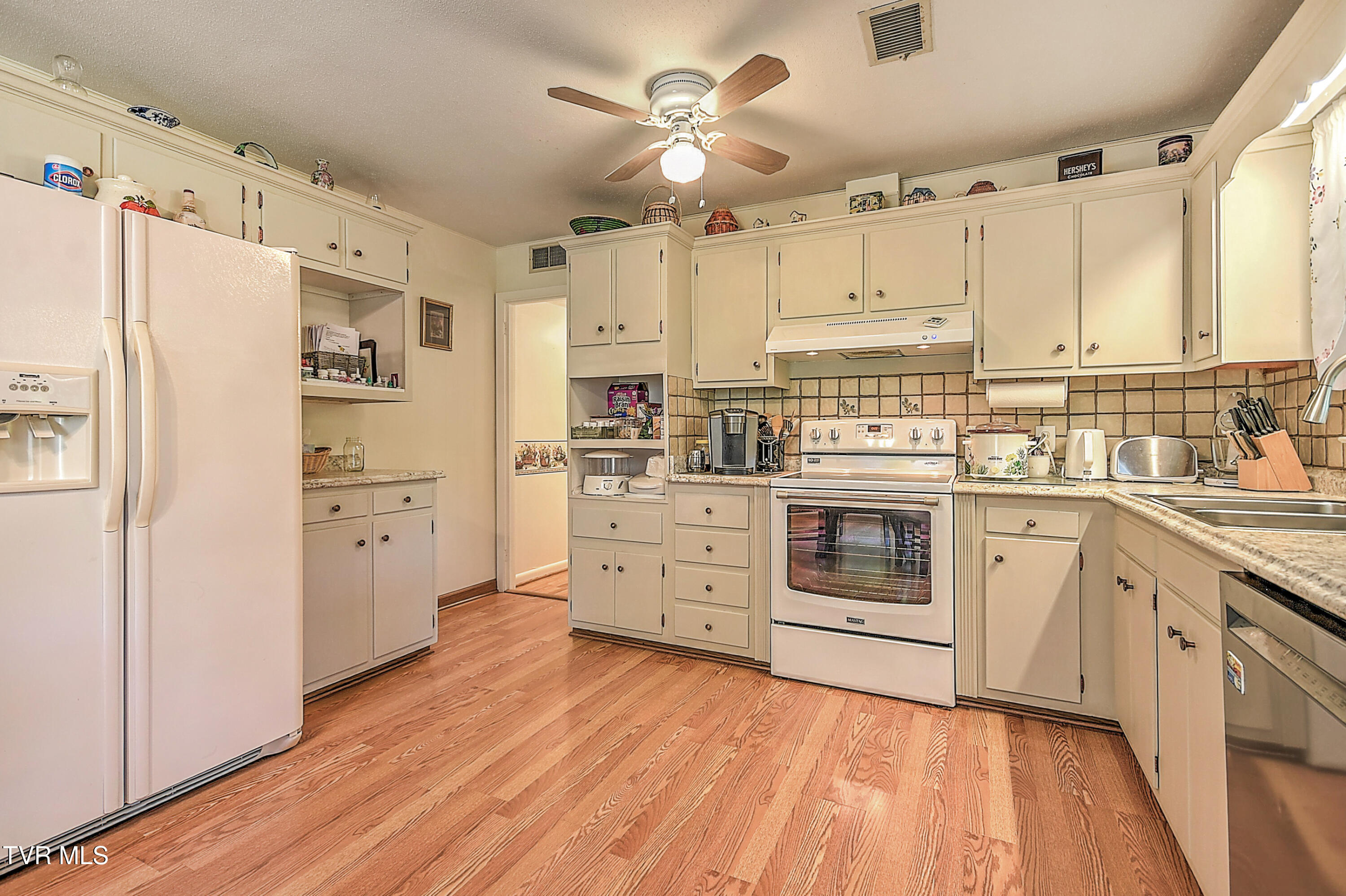 612 Colonial Heights Road Kingsport, TN 37663 - Photo 16 of 51 612 Colonial Heights LG-25