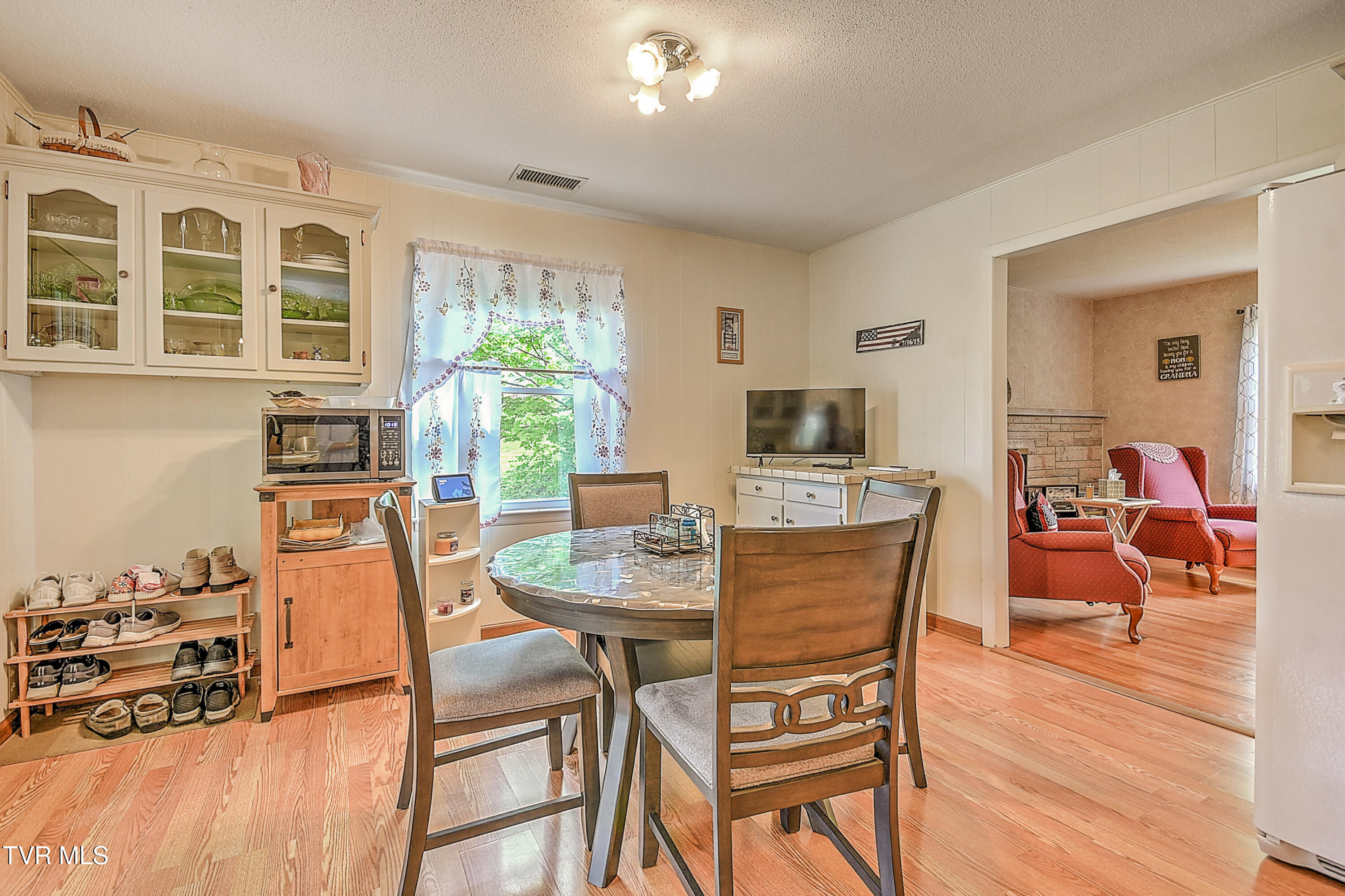 612 Colonial Heights Road Kingsport, TN 37663 - Photo 17 of 51 612 Colonial Heights LG-24