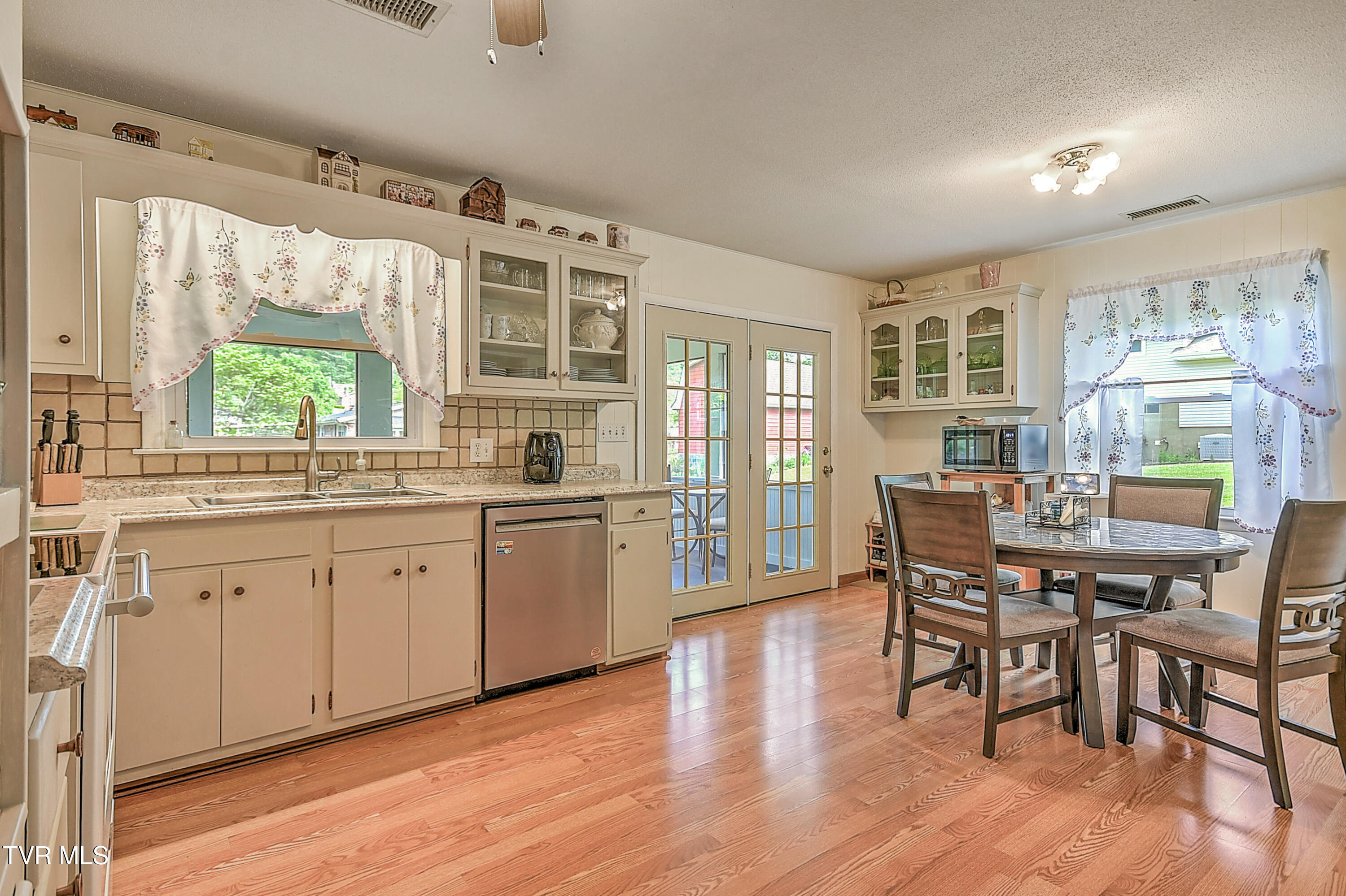 612 Colonial Heights Road Kingsport, TN 37663 - Photo 9 of 51 612 Colonial Heights LG-20